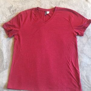 Red H&M men’s t-shirt